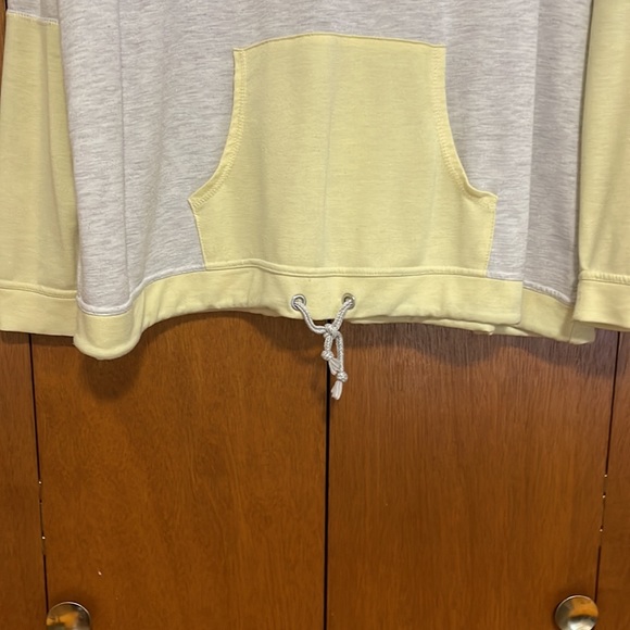 ⭐️ Lightweight hooded top. Size 2x - Picture 2 of 5